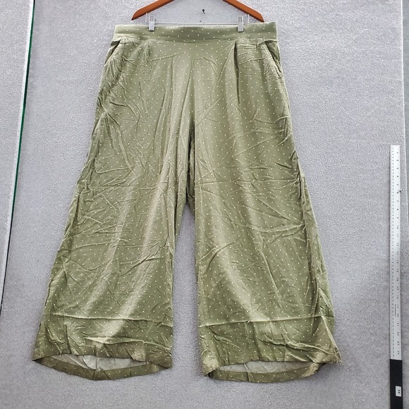 torrid Pants - Torrid Women Pants 3 Green Polka Dot Wide-Leg Cropped 28" Inseam